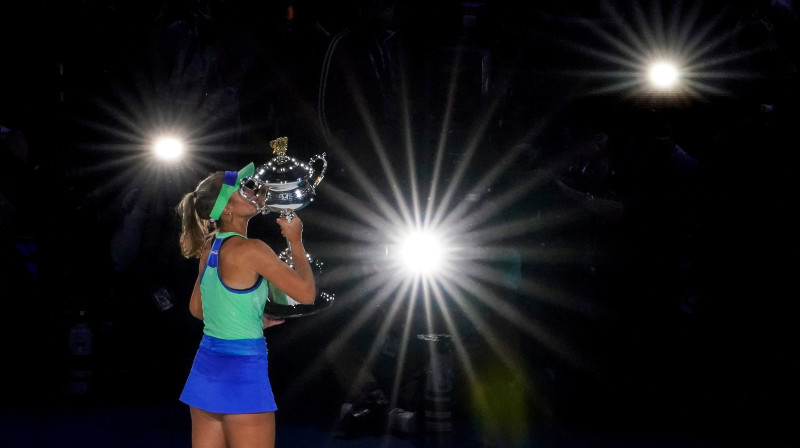 Sofija Kenina ar "Australian Open" trofeju. Foto: EPA/Scanpix.