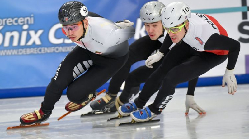 Roberts Krūzbergs (pa vidu). Foto: AP/Scanpix
