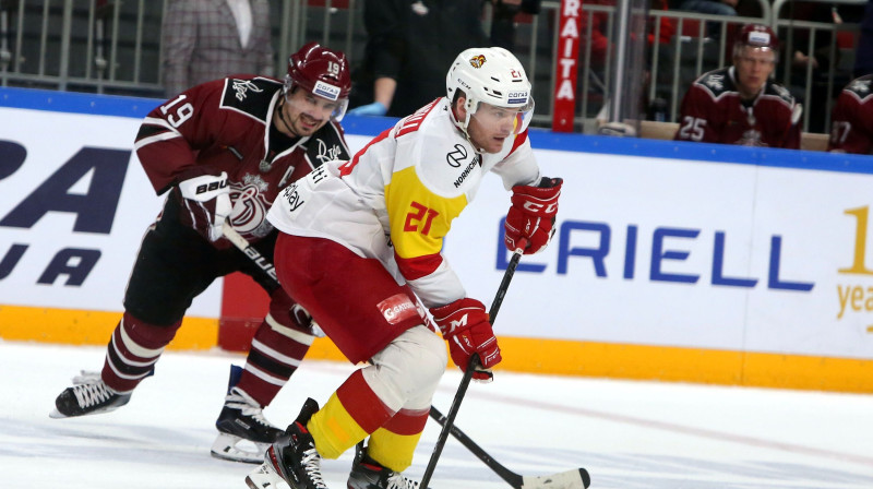 Miķelis Rēdlihs un ''Jokerit'' rezultatīvākais spēlētājs Braiens O`Nīls. Foto: Edijs Pālens/CHINE NOUVELLE/SIPA/Scanpix