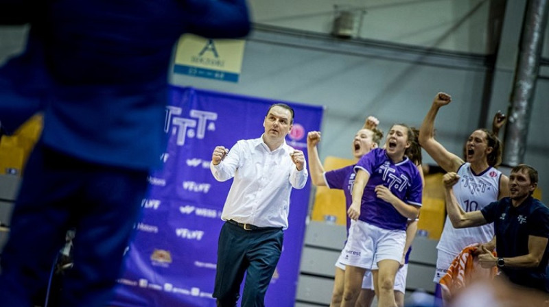 Mārtiņš Zībarts un TTT spēlētājas Eirolīgas spēlē pret "Castors Braine". Foto: Renārs Koris