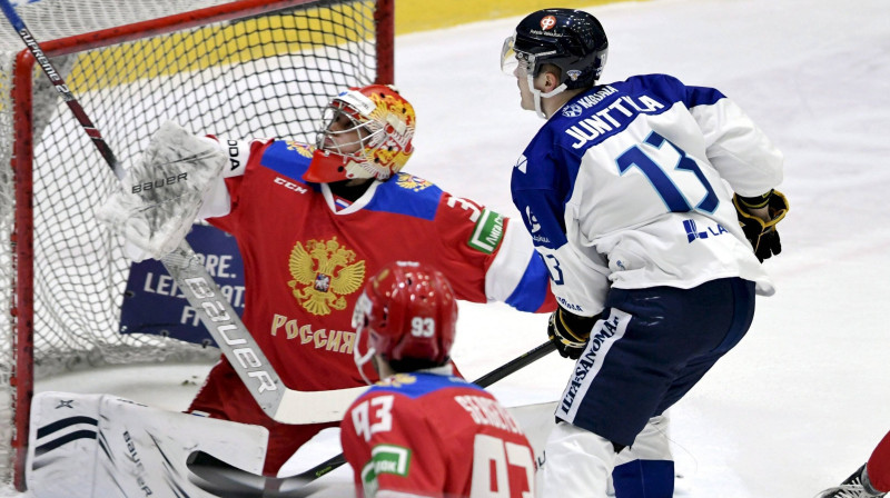 Somijas izlases hokejists Juliuss Juntila uzbrūk Krievijas vārtiem. Foto: imago images/Lehtikuva/Scanpix