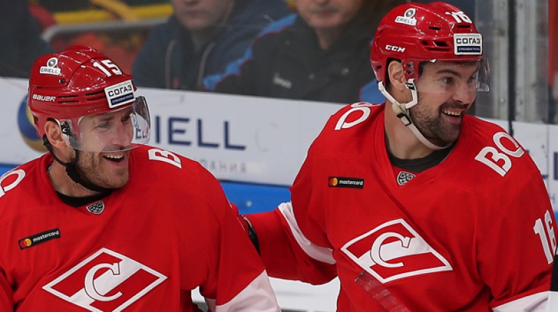 Mārtiņš Karsums un Kaspars Daugaviņš. Foto: Jurijs Kuzmins, khl.ru