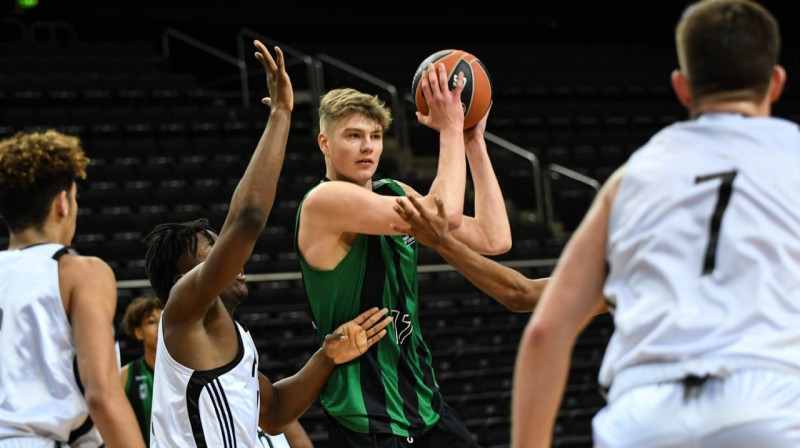 Krišs Helmanis ar bumbu Jauniešu Eirolīgas mačā. Foto: euroleague.net