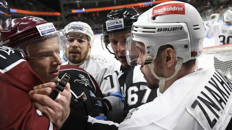 Andris Džeriņš pret Dmitriju Znaharenko. Foto: Romāns Kokšarovs/f64