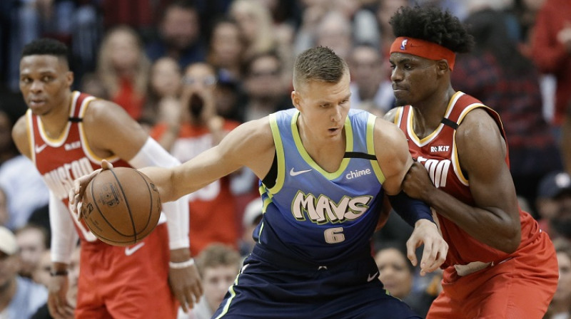 Kristaps Porziņģis spēlē pret "Houston Rockets". Foto: Scanpix