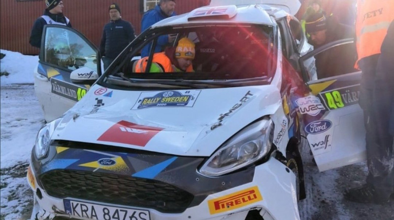 Rallija auto pēc avārijas