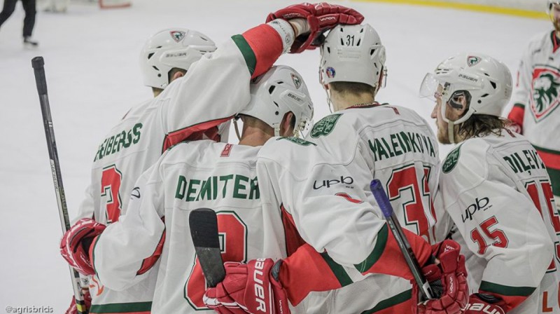Marks Kaļeiņikovs komandas biedru vidū. Foto: Agris Bricis, OHL