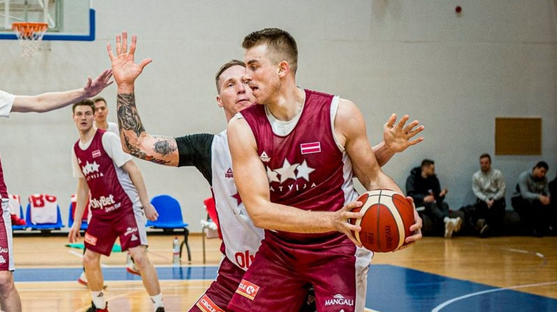 Mārtiņš Meiers (ar bumbu) un Artjoms Butjankovs. Foto: Latvijas Basketbola saveinība