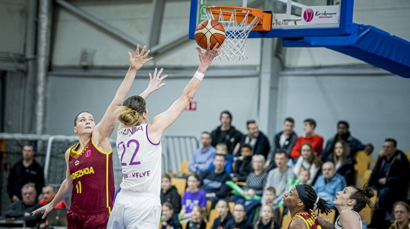 Anastasija Veremejenka cīņā ar Zentu Meļņiku. Foto: Renārs Koris