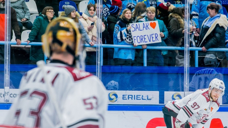 Rīgas ''Dinamo'' vārtsargs Aleksandrs Salāks Novosibirskā sagaidīts silti. Foto: dinamoriga.lv