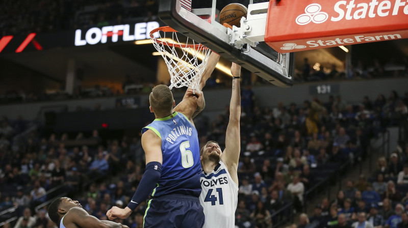 Kristaps Porziņģis aizsardzībā spēlē pret Minesotas "Timberwolves". Foto: AP/Scanpix