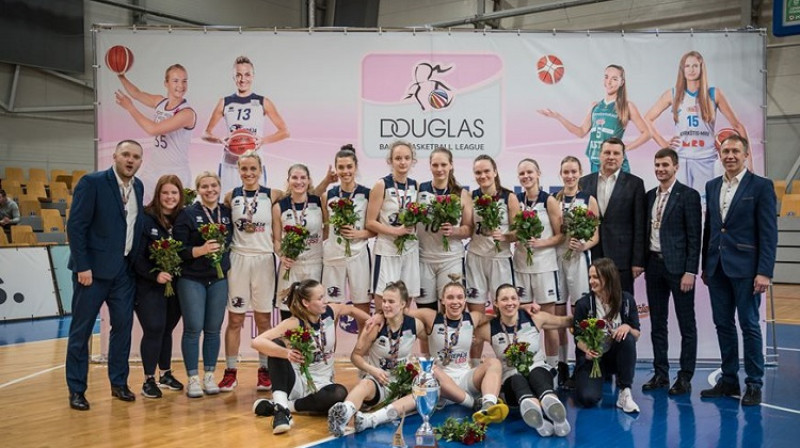 Kaspars Mājenieks un "Liepāja/LSSS" basketbolistes 2020. gada 1. martā. Foto: WBBL.eu