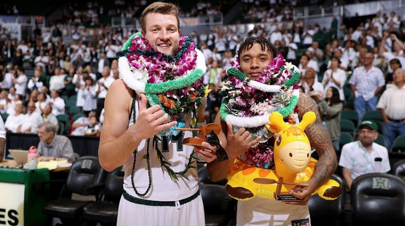 Zigmārs Raimo un Edijs Stensberijs ar "lei" ziedu virtenēm "Hawaii" absolventu vakarā 2020. gada 29. februārī. Foto: Hawaii