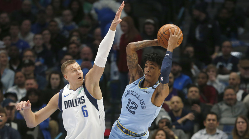 Kristaps Porziņģis un Dža Morants. Foto: AP/Scanpix