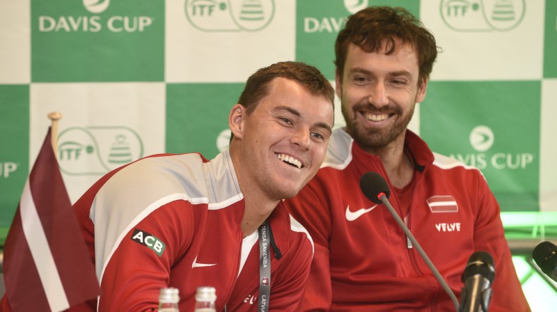 Mārtiņš Podžus un Ernests Gulbis. Foto: Romāns Kokšarovs/f64
