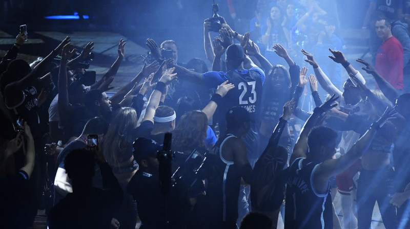 Lebrons Džeimss dodas cauri fanu pūlim. Foto: USA Today Sports / Scanpix