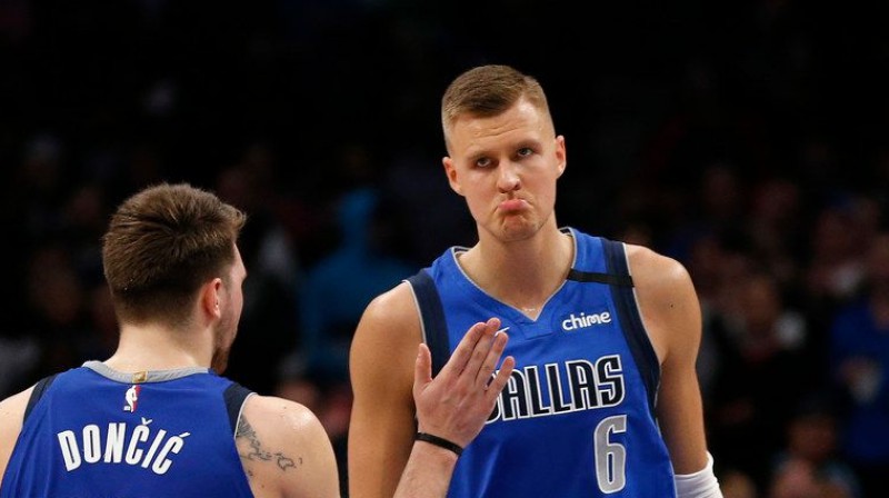 Luka Dončičs un Kristaps Porziņģis. Foto: Vernon Bryant / dallasnews.com