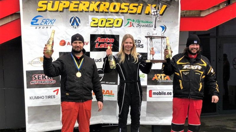 Marta Starka uz goda pjedestāla augstākā pakāpiena. Foto: autocross.lv