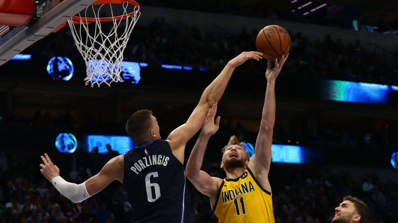 Kristaps Porziņģis aizsardzībā cenšas apturēt Domantu Saboni. Foto: AFP/Scanpix