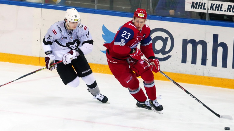 Jānis Švanenbergs (no kreisās) cīņā par ripu. Foto: mhl.khl.ru