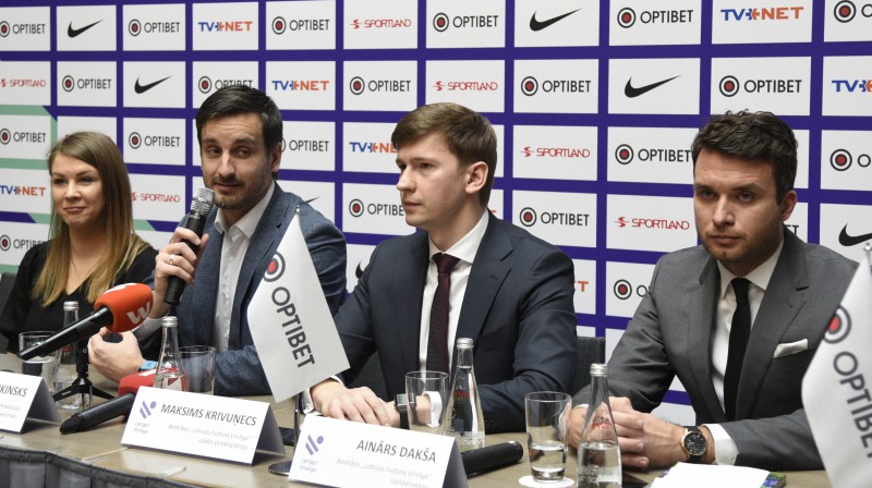 Vidū LFF ģenerālsekretārs Edgars Pukinsks un Latvijas Futbola virslīgas valdes priekšsēdētājs Maksims Krivuņecs. Foto: Romāns Kokšarovs/f64