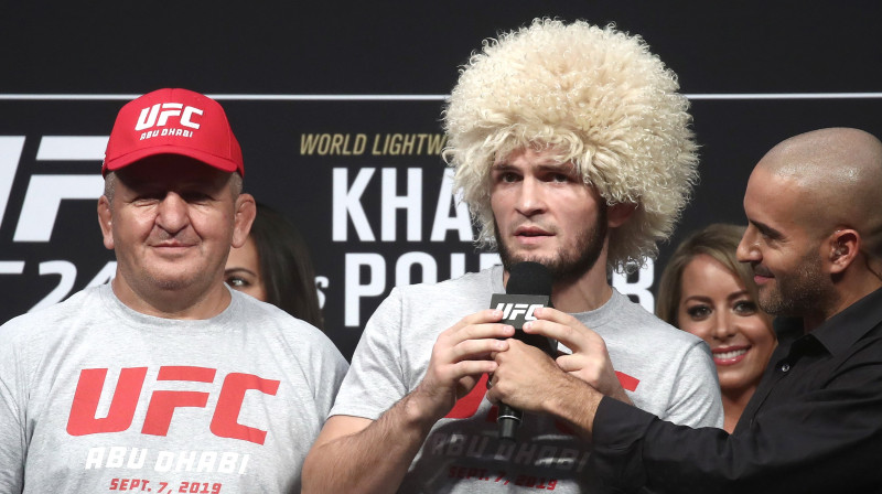 No kreisās: Abdulmanaps un Habibs Nurmagomedovi. Foto: Valery Sharifullin/TASS/Scanpix