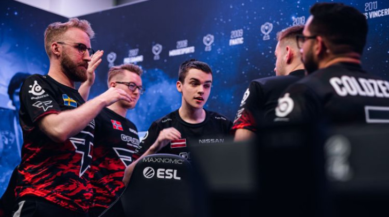 Broky (centrā) ar komandas biedriem. Foto: HLTV