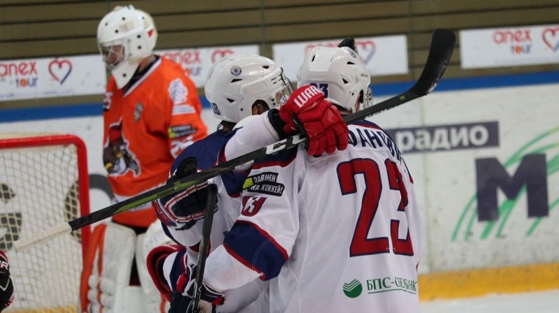Minskas "Yunost" svin vārtu guvumu. Foto: hockey.by