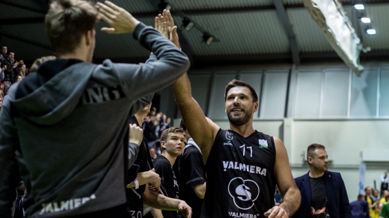 Sanda Amoliņa atvadu spēli klātienē noskatījās 1500 interesentu. Vairāk bija vienīgi Latvijas klasikā Ventspilī. Foto: Janis Larmanis/estlatbl.com