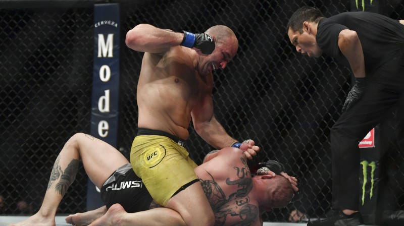 Glovers Teišeira sit bezpalīdzīgo Entoniju Smitu. Foto: USA Today Sports/Scanpix
