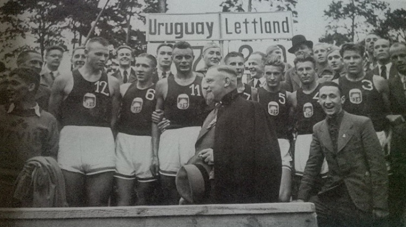 Latvijas vīriešu basketbola valstsvienība 1936. gada 7. augustā. Foto: autors nezināms (no Sporta muzeja krājuma)