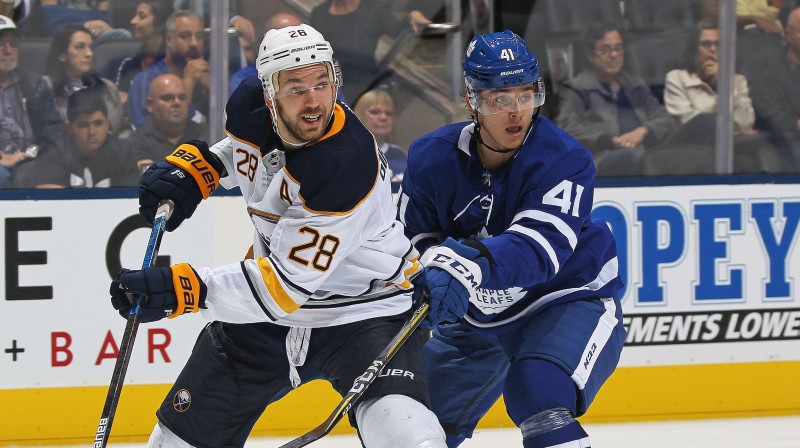 Zemgus Girgensons pret Dmitro Timašovu. Foto: AFP/Scanpix