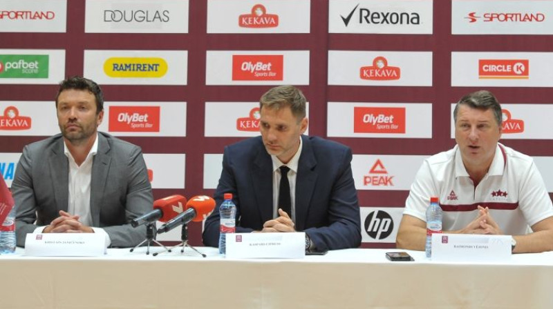 Kristaps Janičenoks, Kaspars Cipruss un Raimonds Vējonis LBS preses konferencē. Foto: LBS