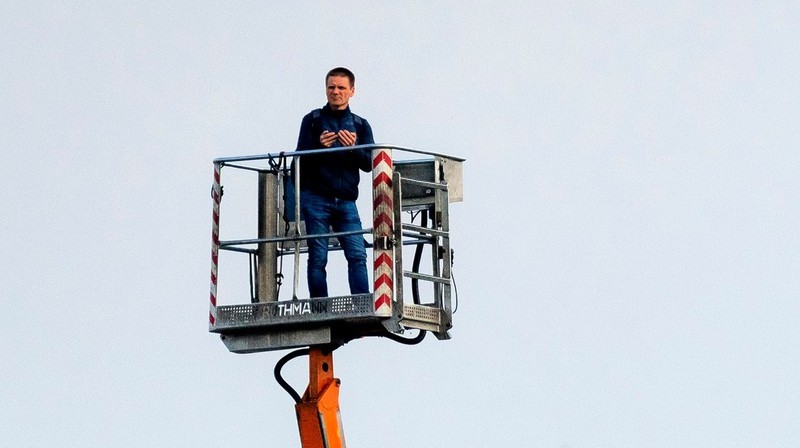 Tomašs Žoļkevičs vēro maču. Foto: Krystyna Pączkowska / slaskwroclaw.pl
