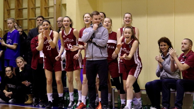 Matīss Rožlapa un Latvijas U18 izlase 2020. gada janvārī Tallinā. Foto: Siim Semiskar, basket.ee
