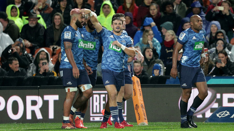 Oklendas "Blues" apsveic Hariju Plumeru pēc piezemējuma veikšanas
Foto: AFP/Scanpix