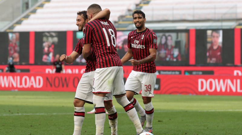 "Milan" vārtu guvēji Hākans Čalhanolu un Ante Rebičs. Foto: AFP/Scanpix