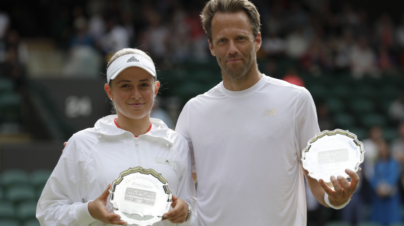 Aļona Ostapenko pagājušajā gadā Vimbldonā kopā ar zviedru Robertu Lindstedu sasniedza jaukto dubultspēļu finālu. Foto: AP/Scanpix