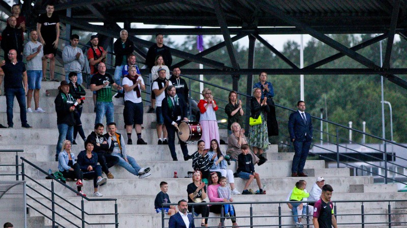 Guntars Indriksons un Uldis Pūcītis Valmieras tribīnēs. Foto: Valmiera FC