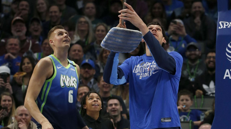 Kristaps Porziņģis un Bobans Marjanovičs. Foto: AP / Scanpix