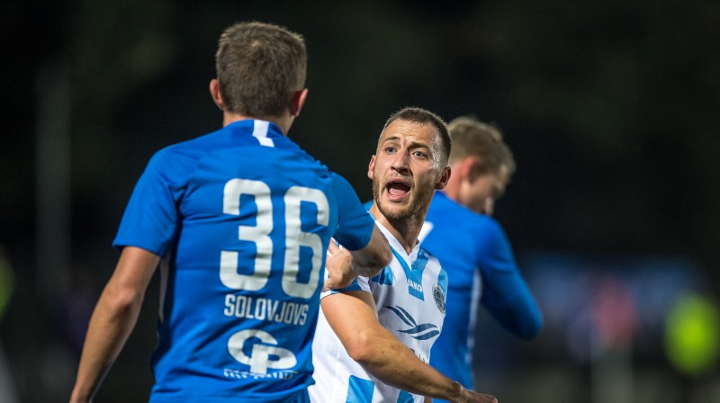 Aleksandrs Solovjovs pret Armandu Pētersonu. Foto: Zigismunds Zālmanis/rigafc.lv