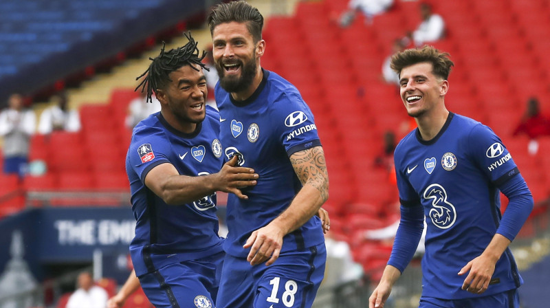 Londonas "Chelsea" futbolisti svin Olivjē Žirū (vidū) vārtu guvumu. Foto: Alastair Grant/EPA/Scanpix