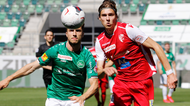 Roberts Uldriķis (pa labi) cīņā par bumbu. Foto: imago images/Geisser/Scanpix