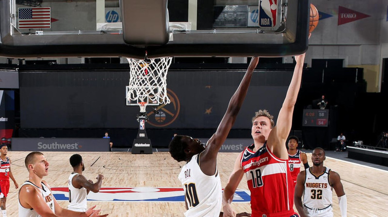 Anžejs Pasečņiks uzbrukuma noslēgumā. Foto: nba.com