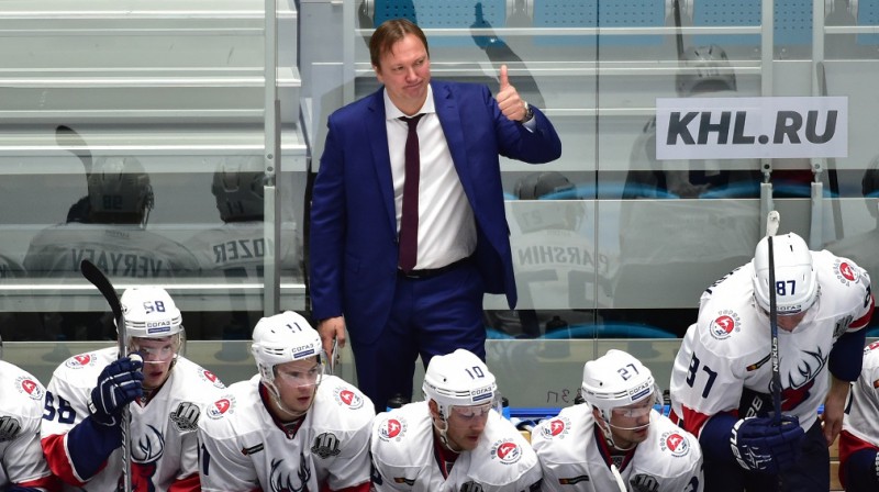 Pēteris Skudra un Deniss Paršins (#27) līgas 10. sezonā. Foto: KHL.ru