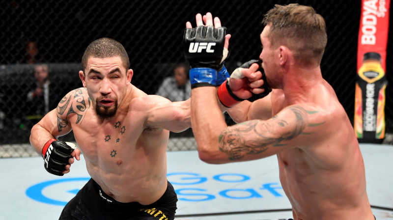 Roberts Vitakers (pa kreisi) pret Darenu Tilu. Foto: USA Today Sports/Scanpix