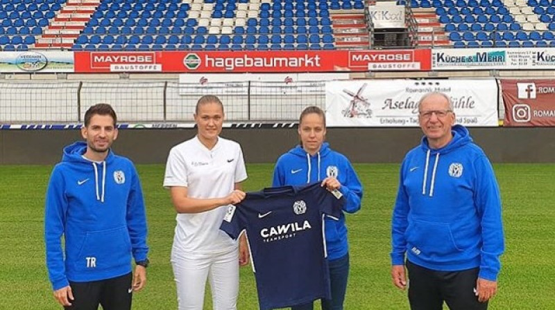 Sandra Voitāne (otrā no labās) pēc līguma parakstīšanas