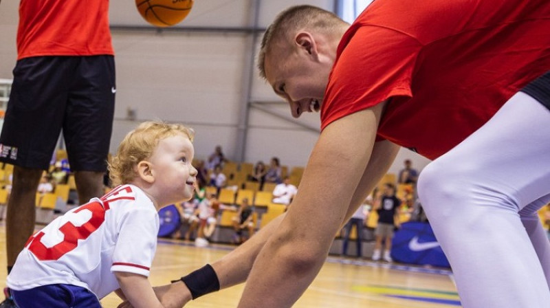 Kristaps Porziņģis satiek Innas un Daira Bertānu dēlu. Foto: Mikus Kļaviņš