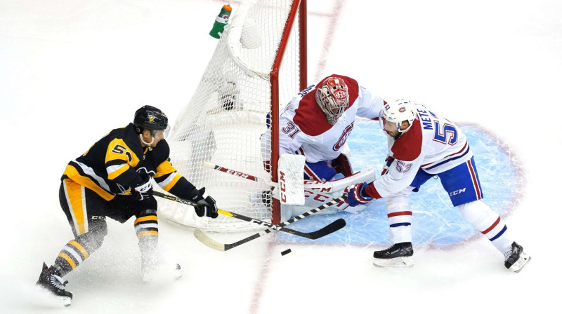 Teodors Bļugers (pa kreisi) pie Monreālas "Canadiens" vārtiem. Foto: AFP / Scanpix