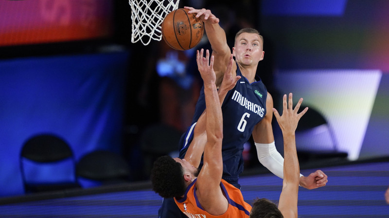 Kristaps Porziņģis bloķē Devina Bukera metienu. Foto: AP/Scanpix